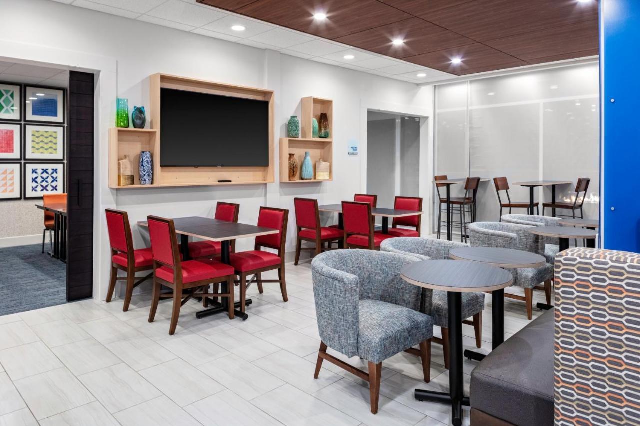 Holiday Inn Express & Suites Wilmington West - Medical Park By Ihg Exterior foto